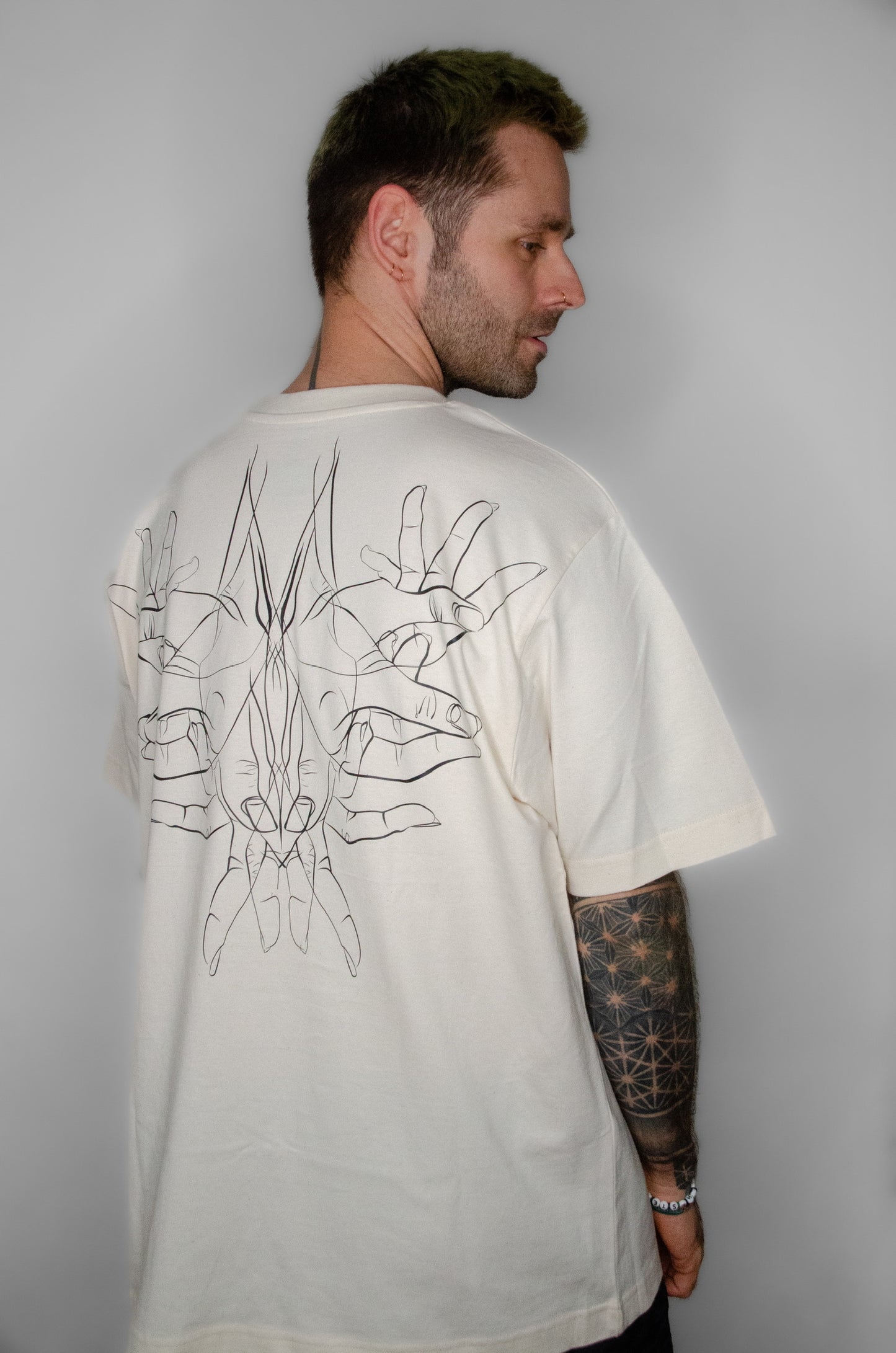 Hand Backprint Shirt by art. - dein neues Lieblingsshirt