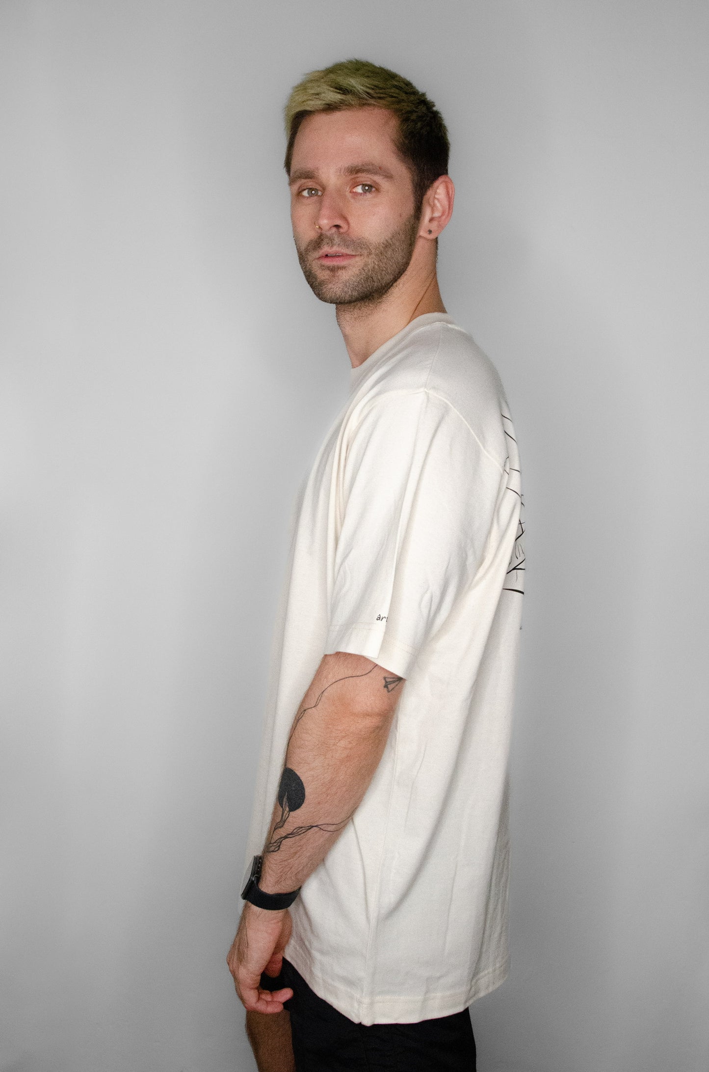 Hand Backprint Shirt by art. - dein neues Lieblingsshirt
