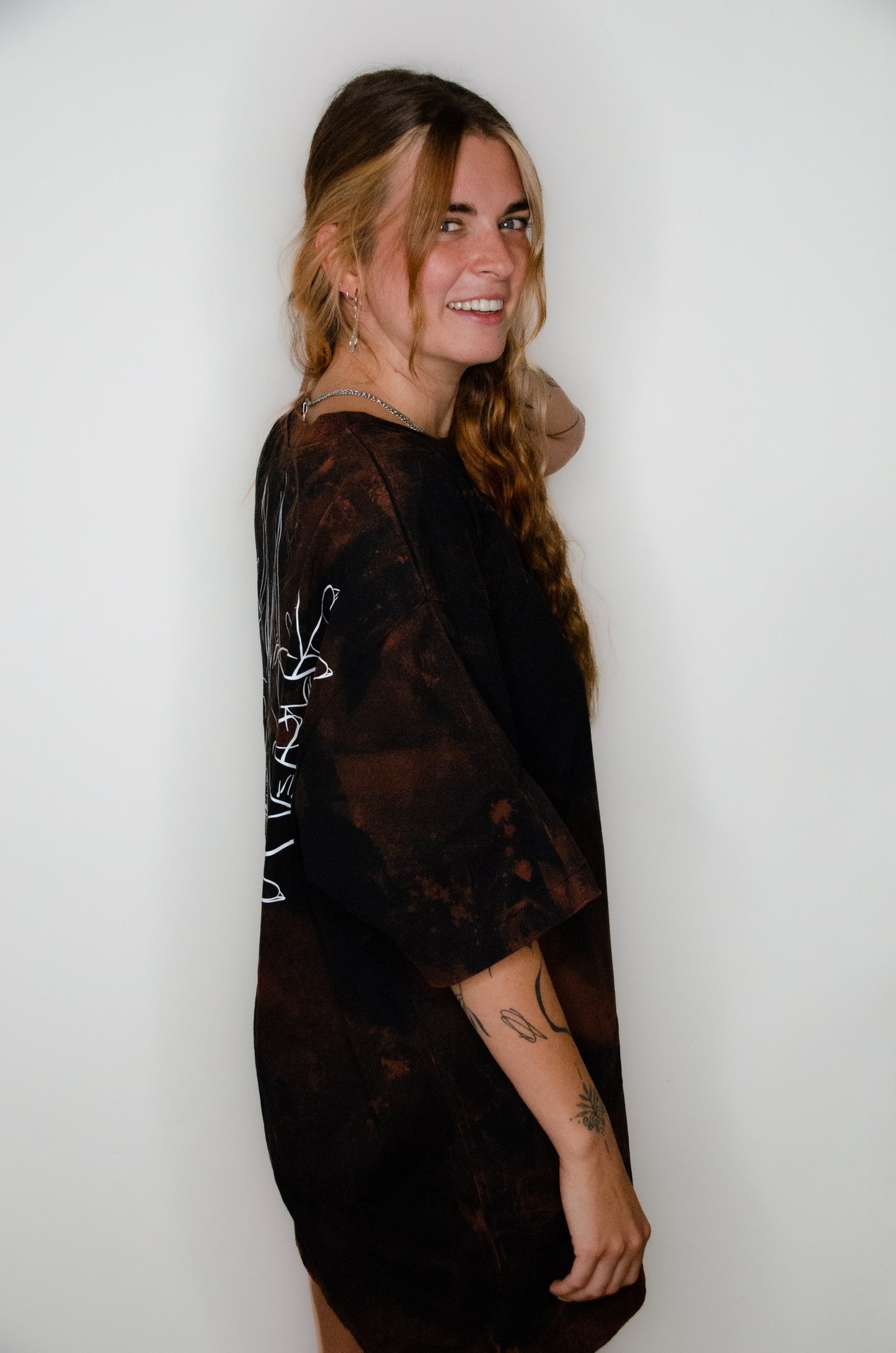 Hand Backprint Shirt BLEACHED - für einen individuellen, unique Look