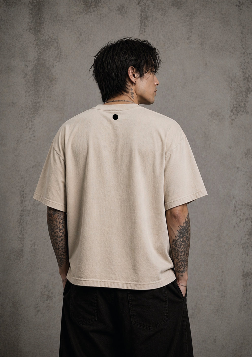Sandfarbenes oversized medium cropped boxy T-Shirt mit minimalistischen Logo im Nacken