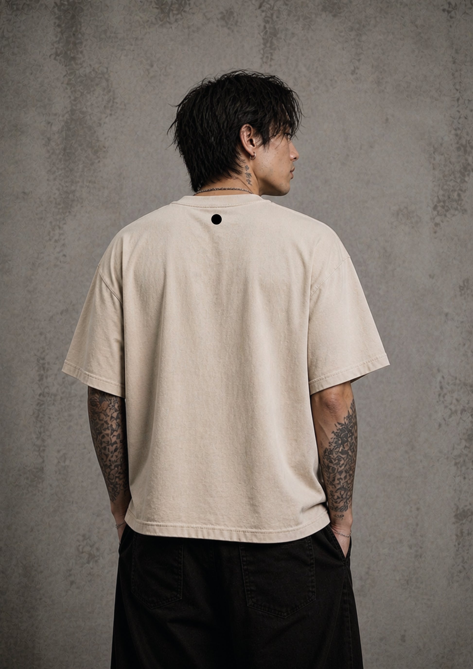 Sandfarbenes oversized medium cropped boxy T-Shirt mit minimalistischen Logo im Nacken