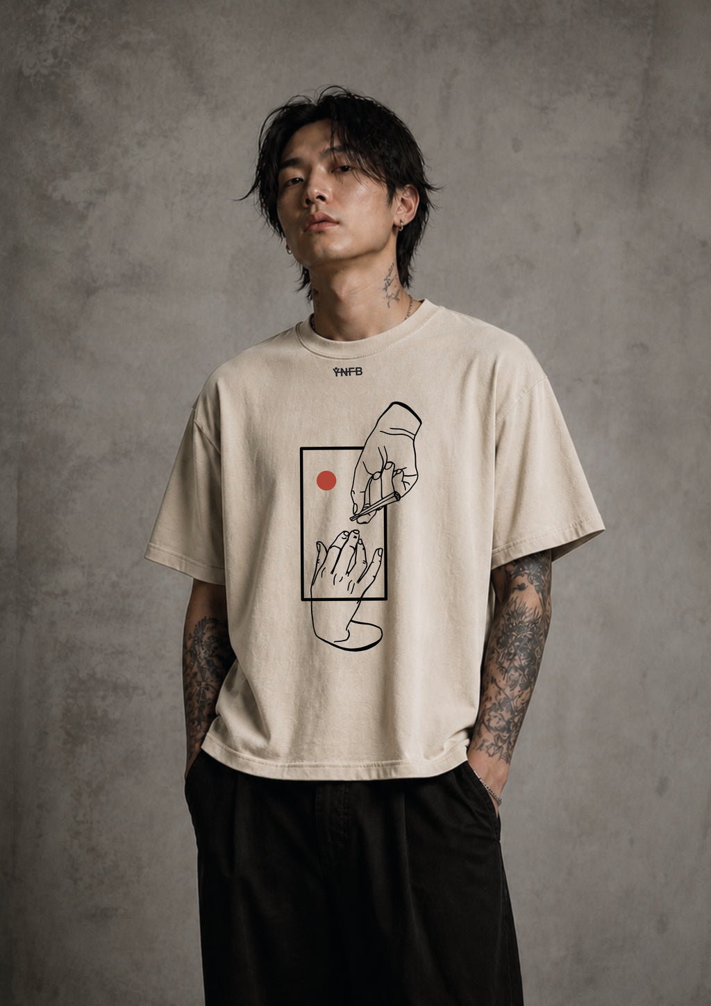 Sandfarbenes oversized medium cropped boxy T-Shirt mit minimalistischen statment front print