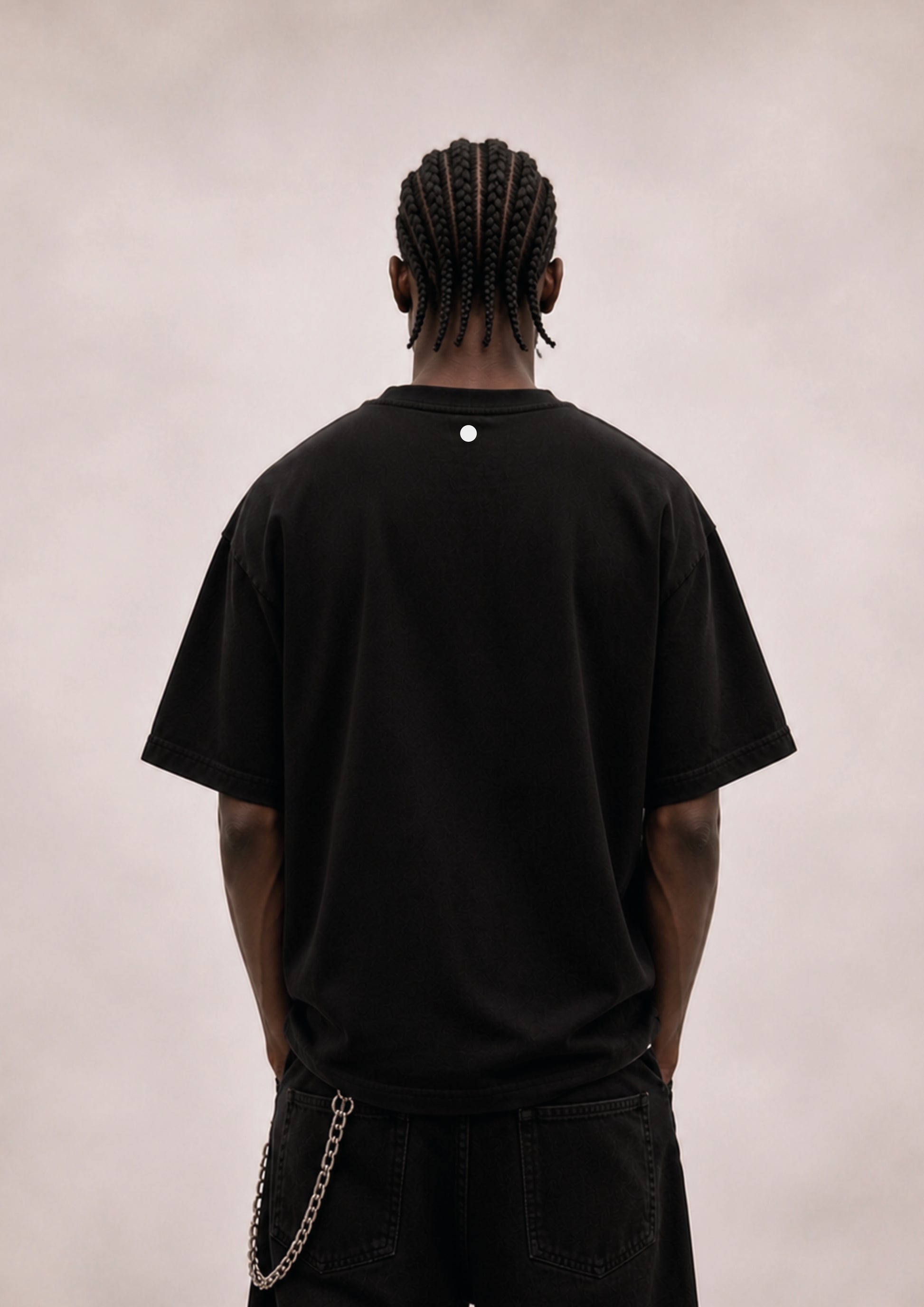 Schwarzes oversized medium cropped boxy T-Shirt mit minimalistischen Logo im Nacken