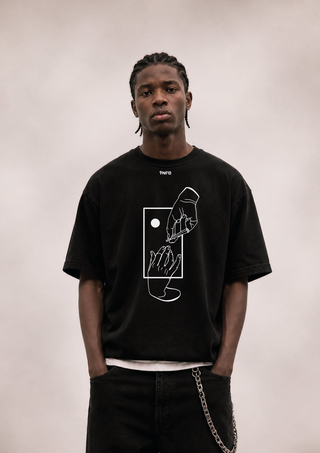 Schwarzes oversized medium cropped boxy T-Shirt mit minimalistischen statement front print