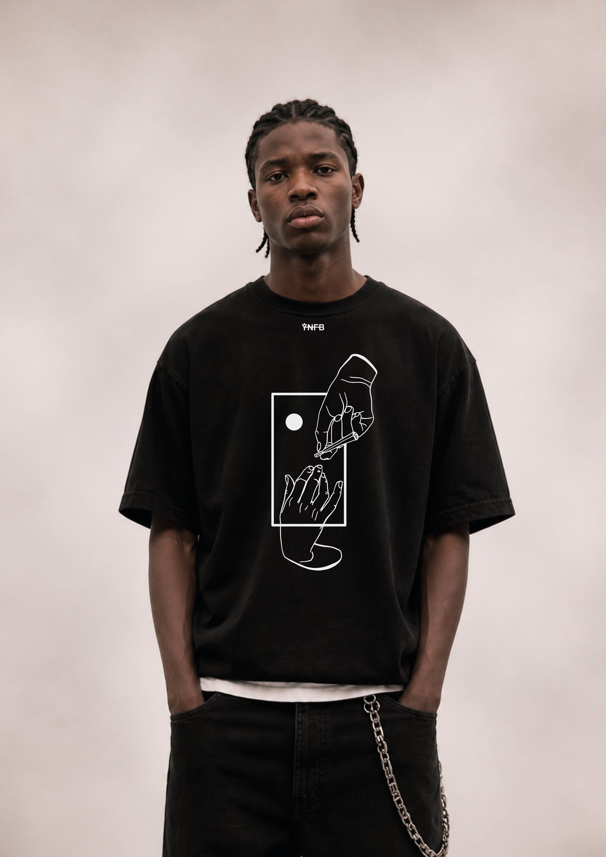 Schwarzes oversized medium cropped boxy T-Shirt mit minimalistischen statement front print