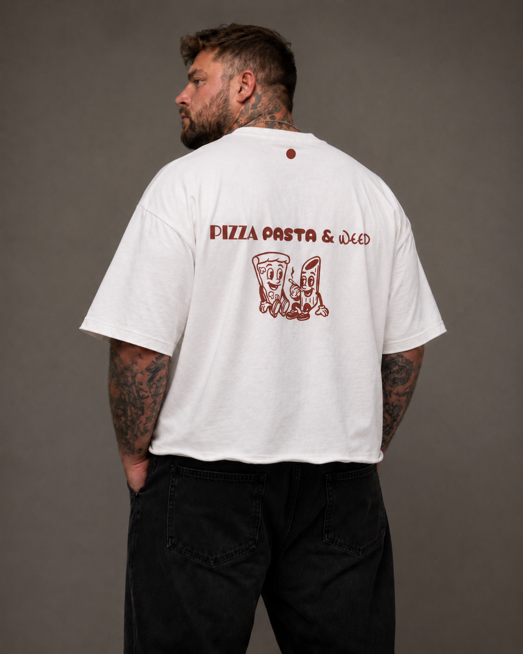 Weißes oversized medium cropped boxy T-Shirt mit Pizza Pasta Weed backprint auf male model