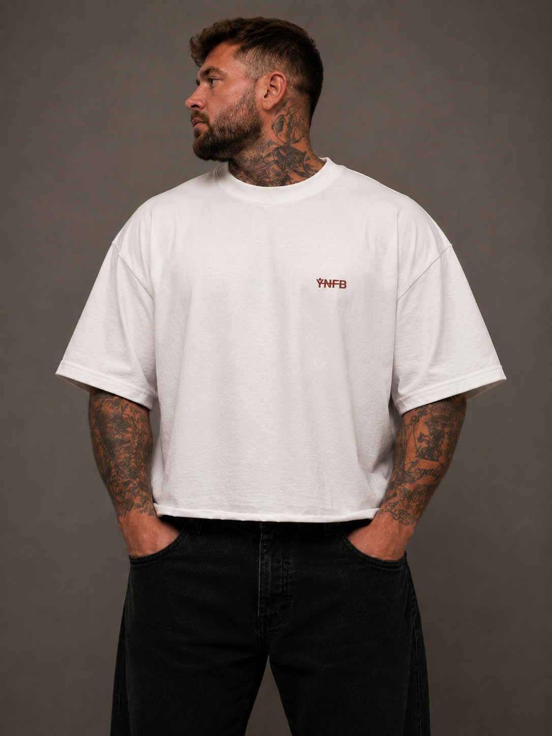 Weißes oversized medium cropped boxy T-Shirt mit YNFB logo frontprint rot auf male model 
