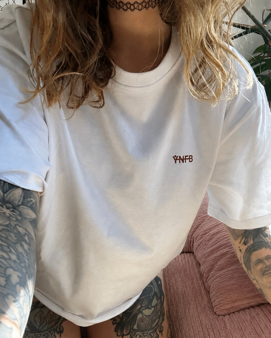 Weißes oversized medium cropped boxy T-Shirt mit YNFB Logo front print auf female model